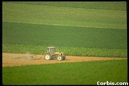 specializirali za gojenje živine, Ontario proizvaja ogromne količine koruze, Slika 74: traktor orje