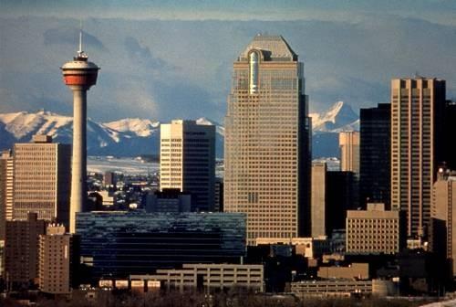 čez Skalnato gorovje. Mesto prekriva 717 kvadratnih metrov površine, kar pa Calgary postavlja na drugo mesto po velikosti mest v provinci.