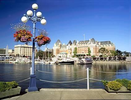 VICTORIA Glavno mesto Britanske Kolumbije, Victoria, leži na jugu ogromnega otoka Vancouver.