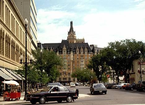 Slika 207, 208: park v regini ter zakonodajna hiša SASKATOON Saskatoon, mesto v južnem osrednjem delu Saskatchewana, je največje mesto te province.