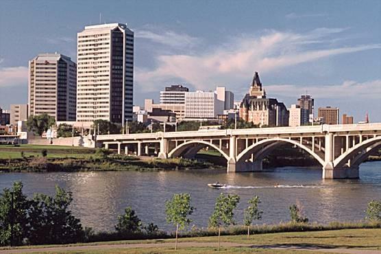 Nekakšno prerijsko podnebje povzroča zelo hladne zime ter številne poletne dni. Južna reka Saskatchewan razdeli mesto na dve strani, ki sta med seboj povezani s sedmimi mostovi.
