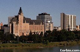 Slika 209, 210: Središče Saskatoona, ter pogled čez reko V mestu najdemo troje znanih cerkva,
