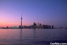 Slika 243, 244: Toronto v zahajajočem soncu, ter mestno središče (pogled s CN Towerja Temperature v Torontu se zelo hitro spreminjajo, vendar pa na splošno velja, da se