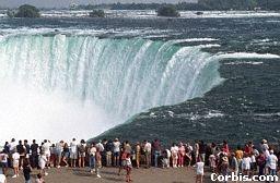 Nahajajo se na reki Niagara v jugovzhodnem Ontariu prav na meji med Kanado in Združenimi državami Amerike.