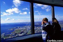mestu Nedvomno je najvišja zgradba na svetu CN Tower s svojimi 553,3 metri