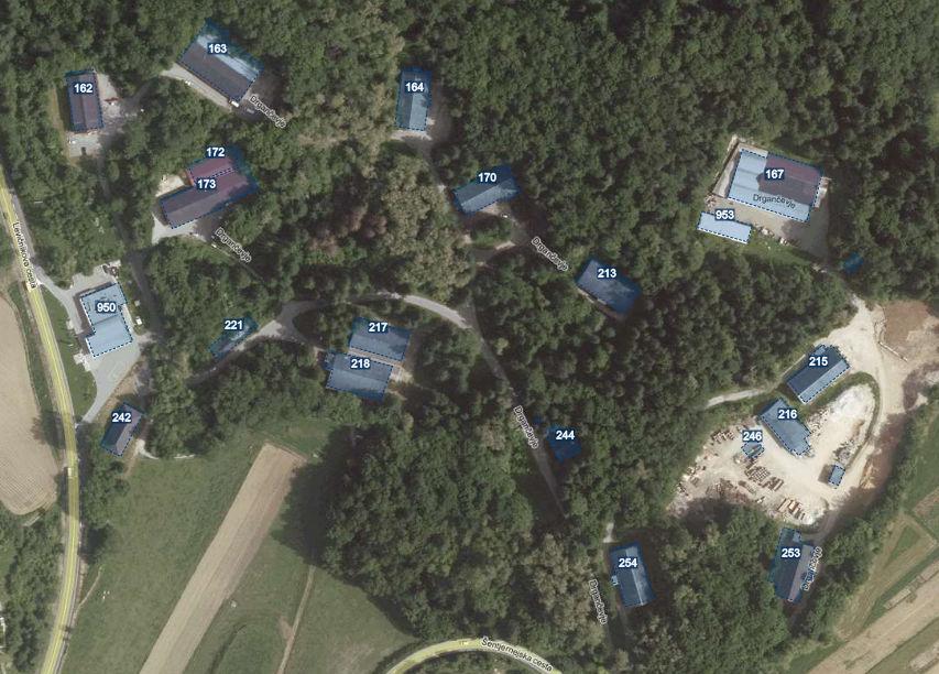 elaborat pregled objektov Pregledna situacija z»geodetskimi«oznakami stavb je prikazana tudi na letalskem posnetku in izhaja iz podatkov GURS (prikaz na PISO https://www.geoprostor.net/piso/ewmap.asp?