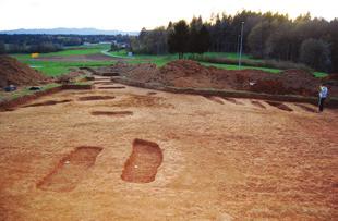 Arheološka izkopavanja na Pezdirčevi njivi v Podzemlju Lucija Grahek, Otmar Kovač Zaradi načrtovane gradnje stanovanjskega objekta so bila v aprilu 2018 opravljena arheološka izkopavanja na parc. št.