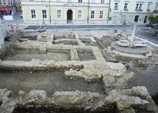 Območje leži znotraj enot registrirane naselbinske dediščine ter kulturnega in zgodovinskega spomenika Kamnik Mestno jedro (EŠD 213) ter Kamnik Arheološko najdišče mestno jedro Kamnik (EŠD 470048).
