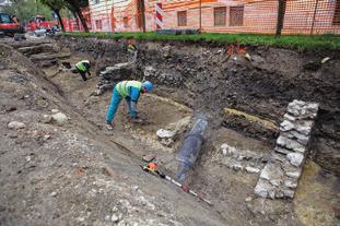 Arheološke raziskave na Prešernovi cesti v Ljubljani Matjaž Jenko V okviru rekonstrukcije vodovoda na Prešernovi cesti v Ljubljani so med avgustom 2017 in oktobrom 2018 potekale arheološke raziskave