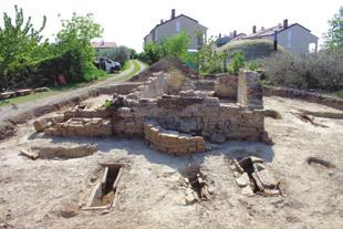 Kolomban Purgar Rok Klasinc, Alenka Julijana Klasinc V prvi polovici prejšnjega leta so nad Ankaranom, zaradi gradnje stanovanjske hiše, potekala arheološka izkopavanja.