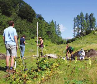 Poljanica na Zadnjem Voglu Marija Ogrin V letu 2018 je Arheoalpe zavod za kulturo, izobraževanje in turizem Bohinj nadaljeval z arheološkimi raziskavami na visokogorskem najdišču na planini Poljanica