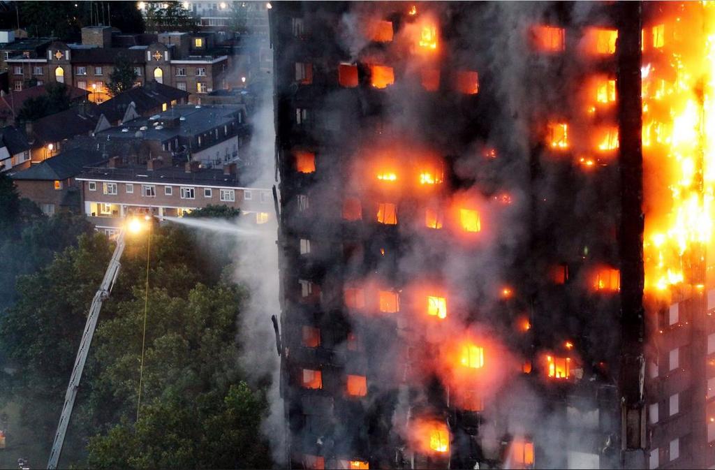 Prezračevana fasada visoke stavbe 72 žrtev Po 30-ih minutah je bila celotna stolpnica v plamenih Pri sanaciji fasade stavbe Grenfell Tower v Londonu so naredili dvojno napako: uporabili so gorljiv