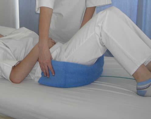 Slika 18: Pomik oskrbovanca proti vzglavju postelje s širšim pasom Hrbtni položaj V tej legi teža telesa pritiska direktno na podlago.