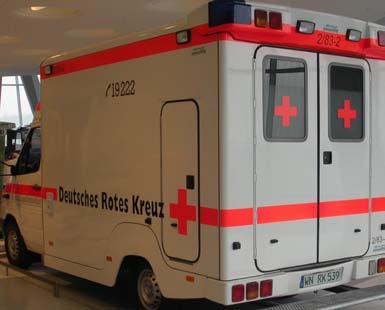 Slika 35: Reševalno vozilo za transport oskrbovanca Vloga bolničarja-negovalca pri prevozu oskrbovanca Na prevoz mora biti oskrbovanec psihično pripravljen.