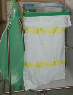 Slika 37: Umazano perilo odvržemo v koš za umazano perilo Vloga bolničarja-negovalca pri transportu perila Pri rokovanju s čistim perilom je pomembno, da ga naložimo na očiščen in razkužen negovalni