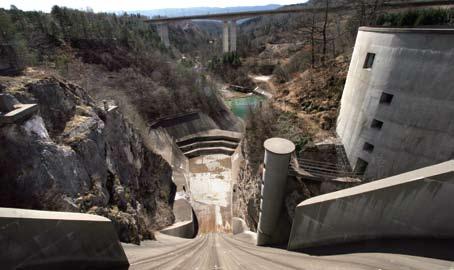 Ena njenih večjih zanimivosti je betonska pregrada, ki leži v najožjem delu savskega kanjona, v soteski Kavčke, pod