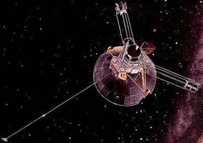 Voyager 1 je letel mimo leta 1977, Voyager 2 pa leta 1979.