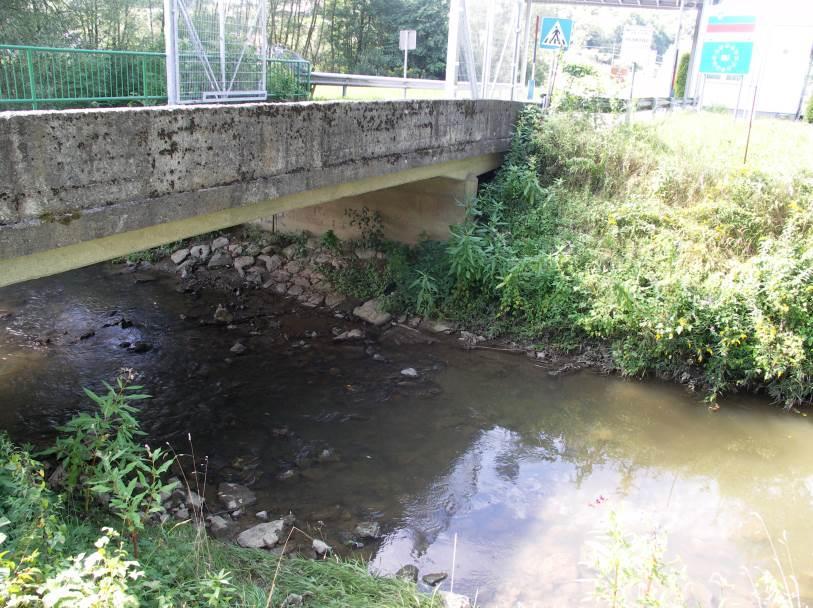 Slika 7: most preko Sotle na mejnem prehodu Rajnkovec Pod mejnim prehodom Rajnkovec je na poplavni ravnici na desnem bregu Sotle postavljena KČN Rogaška Slatina (9000 PE), ki čisti odpadne vode