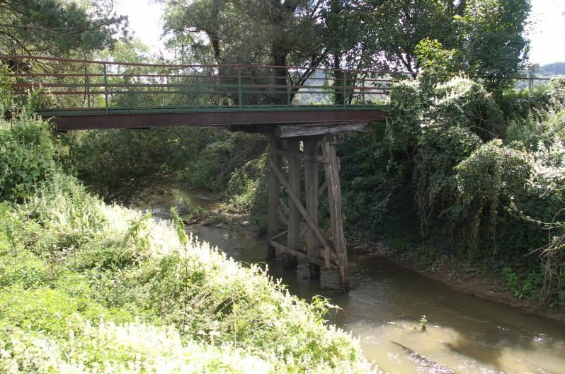 Slika 21: most pod domačijo Mavko Nasip železniške proge poteka po SV oz. S robu doline, prepusti v nasipu pa omogočajo širjenje poplavnih vod Sotle tudi v zaledje nasipov.