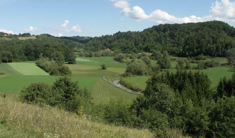 Slika 22: dolina Sotle pod zagorskim selom Na območju Pleške hoste se Sotla iz SV smeri preusmeri proti JV, na poti proti sotočju z Bistrico pa se dolina oz.