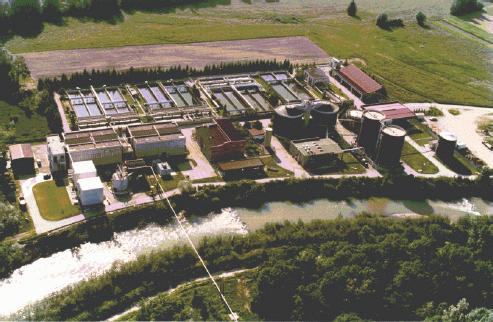 6 Slika 1: Čistilna naprava Domžale-Kamnik (Institut za ekološki inženiring, 2005) V Sloveniji je odvajanje komunalnih odpadnih voda po zakonu obvezno za vsa naselja ali del naselja, v katerem je