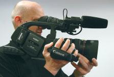 .. Canon XL H-1 je izredno zmogljiva kamera, a zahteva neæno roko in skrbno rokovanje.