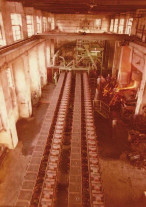 Železniška livarna v Šiški 449 Slika 4. Delo v livarni je bilo po rekonstrukciji v marsičem močno olajšano.