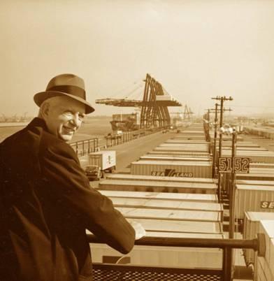 TRANSPORTNE PRIPRAVE - KONTEJNERJI Zabojniki oz. kontejnerji za prevoz blaga po morju so se začeli razvijati leta 1956. Za očeta transportnega zabojnika velja Američan Malcom P.