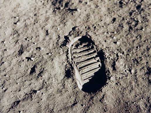 julija 1969 poletel v vesolje iz iztrelišča na Floridi in se tri dni zatem utiril v orbito okrog Lune.