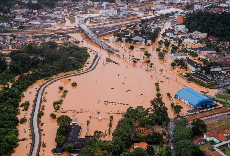 poplave, ki so se nadaljevale še v prve dni januarja v Urugvaju, Braziliji, Paragvaju in Argentini. Najbolj je poplavljala reka Paragvaj, poplave so trajale še več tednov, najdalj v Argentini.
