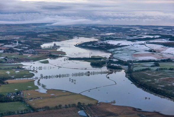 Slika 1: Poplave reke Don januarja na Škotskem. (vir: E. Murray) Figure 1: Flooding of the Don River in January in Scotland. (Source: E.