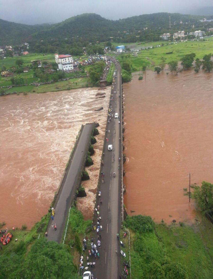 je bilo čez 100.000 ljudi. Skoraj istočasno so imeli poplave tudi na Tajskem, te so minile brez žrtev. Slika 12: Podrt most na reki Savitri v Indiji avgusta 2017.