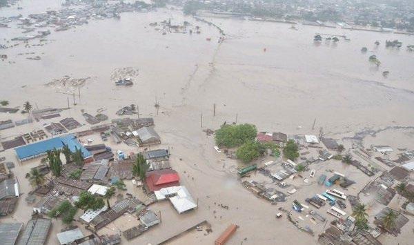 Pet žrtev so decembra zahtevale poplave na Sulaveziju v Indoneziji. Konec decembra so nalivi povzročili poplave v mestu Mersin na jugu Turčije.