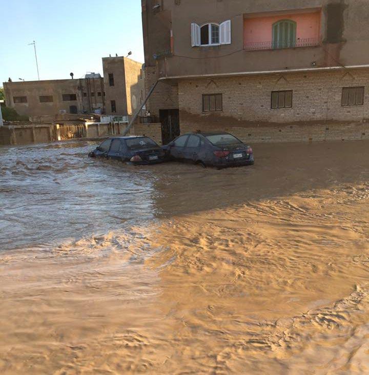 Slika 17: Poplave hudourniških voda 27. oktobra v kraju Ras Gharib. (vir: https://twitter.com/modasser_sebak) Figure 17: Floods caused by common swifts on 27 October in Ras Gharib.