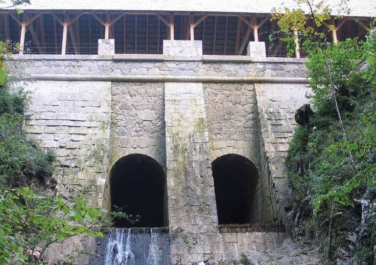 Kanomeljske klavže na vodotoku Klavžarica so bile zgrajene pred dobrima dvema stoletjema in so služile za transport lesa v