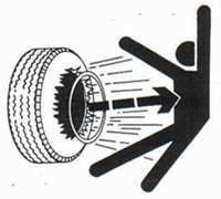 vzdržujte pnevmatike; - če želite uporabljati stroj v cestnem prometu, mora biti opremljen s svetlobno signalizacijo in znaki, kot to določajo cestno prometni predpisi; - ne vstopajte v rezervoar v