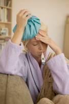- 5 - Simptomi nove gripe: vročina, kašljanje, vneto in boleče grlo, zamašen nos ali izcedek iz nosu, glavobol, bolečine v mišicah in kosteh, mrazenje, utrujenost, lahko pa tudi diareja in bruhanje.