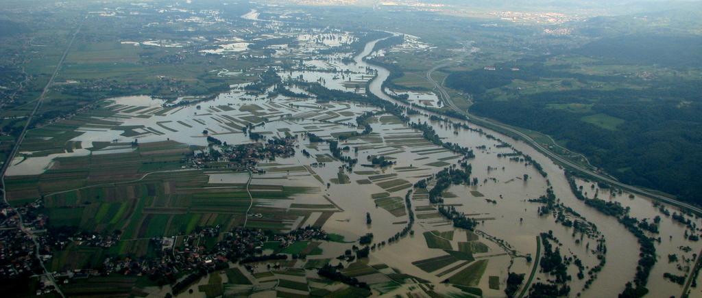 Katastrofalne poplave septembra 2010 Priprava na dogodek, spremljanje stanja ter ukrepanje Obilne padavine med 17. in 20. septembrom 2010 so po Sloveniji povzročile poplave katastrofalnih razsežnosti.