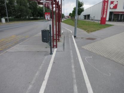 Slika 30: Primer neustreznega vodenja kolesarske steza za avtobusnim postajališčem - premajhni odmiki od ovir (nadstrešnica, drog javne razsvetljave) Slika 31: Primeno