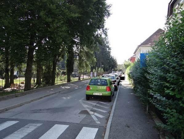 Slika 44: Enosmerna ulica z dvosmernim kolesarskim prometom v Ljubljani (Vir: Tadej Žaucer) Slika 43: Stanje po preureditvi