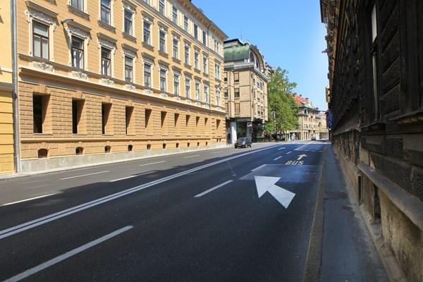 Slike 62, 63, 64 in 65: Primer preureditve južnega dela Slovenske ceste v Ljubljani (vir: Arhiv MOL in Gregor Steklačič) Prej: štiri pasovi za motoriziran promet, ni infrastrukture za kolesarje,
