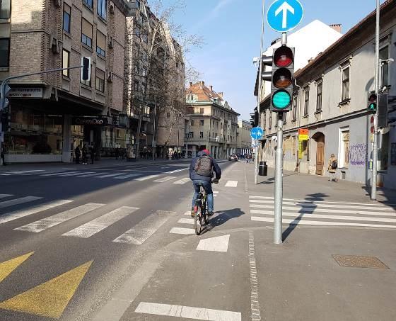 Zato je zagotovitev varnih križanj poti različnih prometnih načinov (motoriziran promet kolesarji pešci) eden od bistvenih načinov zagotavljanja varnosti kolesarjev.