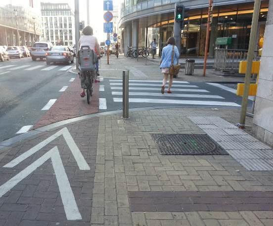 Sliki 66 in 67: Primer nivojskega vodenje kolesarske steze (in prehoda za pešce) preko križišča