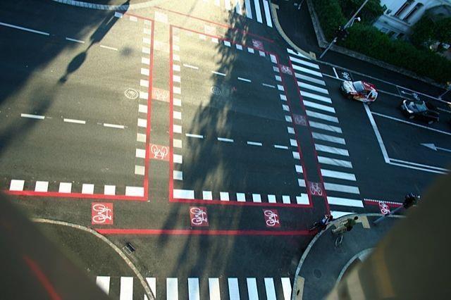 Sliki 72 in 73: Primer preureditve križišča Ilirske ulice in Njegoševe ceste v Ljubljani (vir: Arhiv MOL) Urejena so bila neposredna vodenja