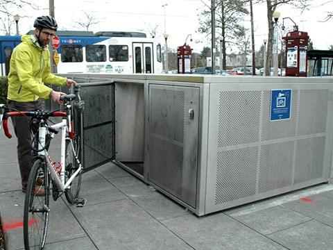 Še večjo varnost zagotavljajo kolesarske omarice, ki so pravzaprav individualne garaže za kolesa. Vanje lahko poleg kolesa shranimo še ostalo kolesarsko opremo kot npr.