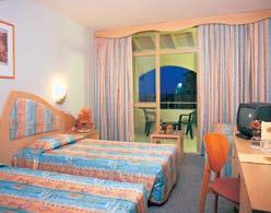 B elek Tu rč i j a Hotel ARCADIA GOLF RESORT <<<<< V hotelu Arcadia (»dolina miru«) goste prevzamejo odtenki zelene in modre barve, saj ga obdajajo zeleni vrtovi in kristalno čisto modro morje.