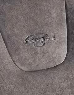 LOGOTIP V naslonjala usnjenih sedežev vtisnjeni logotipi Laurin & Klement dodajo pečat ekskluzivnosti.