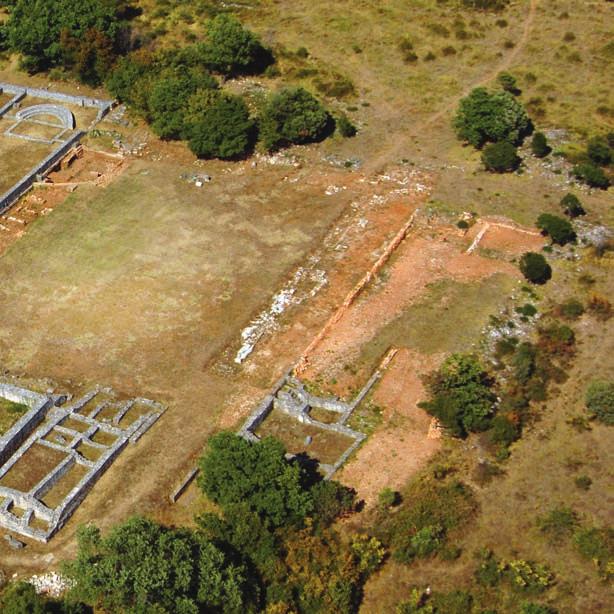 V Nezakciju je danes možno razbrati obris ovalnega naselja, dvignjenega na hribu, konservirani so tudi ostanki zgodnjekrščanskih bazilik.