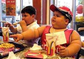 MAŠČOBE Tinček in Tonček sta mlada fanta, ki se zelo rada prehranjujeta s hrano v Mc Donaldsu. Posledica njunega prehranjevanja se kaže v njuni prekomerni teži.