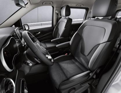 Luksuzni sedež. Sprostitev, oddih in dobro počutje: luksuzni sedež potnika v zadnjem delu vozila razvaja z izjemnim udobjem.